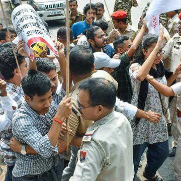 NEET पेपर लीक केस: कोचिंग सेंटर संचालक गिरफ्तार, CBI जांच तेज