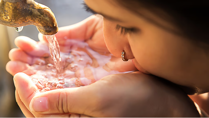 इंदौर में जहरीला पानी पीने से हुई मौत ने बंगाल में बढ़ायी चिंता, मंत्री ने किया आश्वस्त