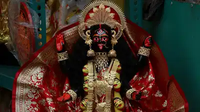 आज रात ही फलहारिणी काली पूजा, इन 3 फलों का भेंट करें, जीवनभर रहेगी माँ की कृपा