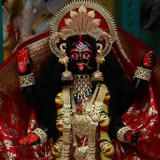 आज रात ही फलहारिणी काली पूजा, इन 3 फलों का भेंट करें, जीवनभर रहेगी माँ की कृपा