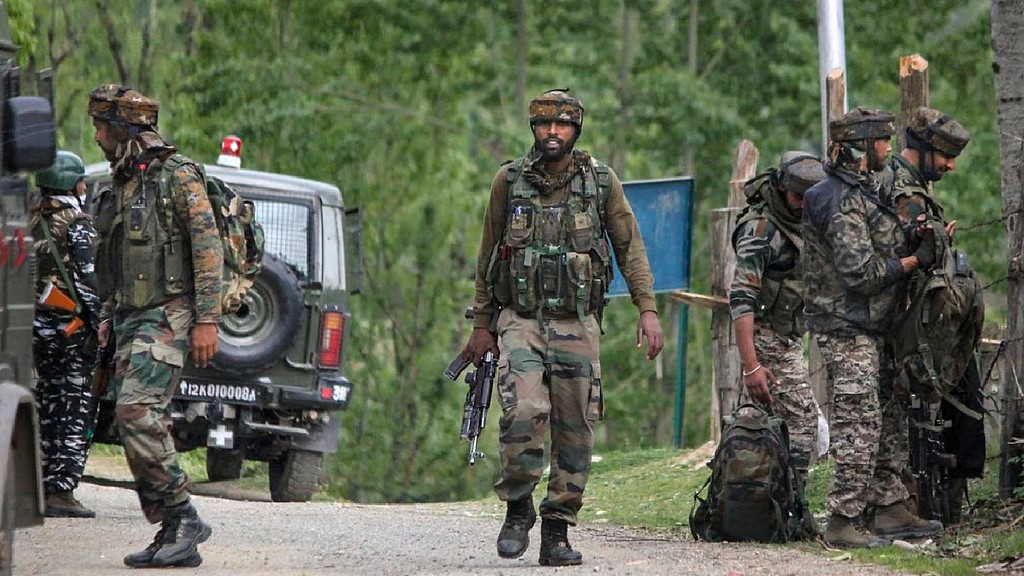 जम्मू-काश्मीर में आतंकवादियों के साथ गोलीबारी, एक सुरक्षा कर्मी शहीद