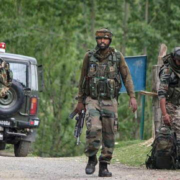 जम्मू-काश्मीर में आतंकवादियों के साथ गोलीबारी, एक सुरक्षा कर्मी शहीद