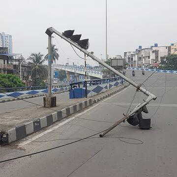 नवान्न के पास फ्लाईओवर पर गिरा ट्रैफिक सिग्नल का पोल