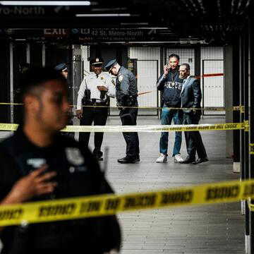 न्यूयॉर्क के ग्रैंड सेंट्रल स्टेशन पर खौफनाक हमला:  3 लोगों पर धारदार हथियार से वार, पुलिस ने हमलावर को मार गिराया