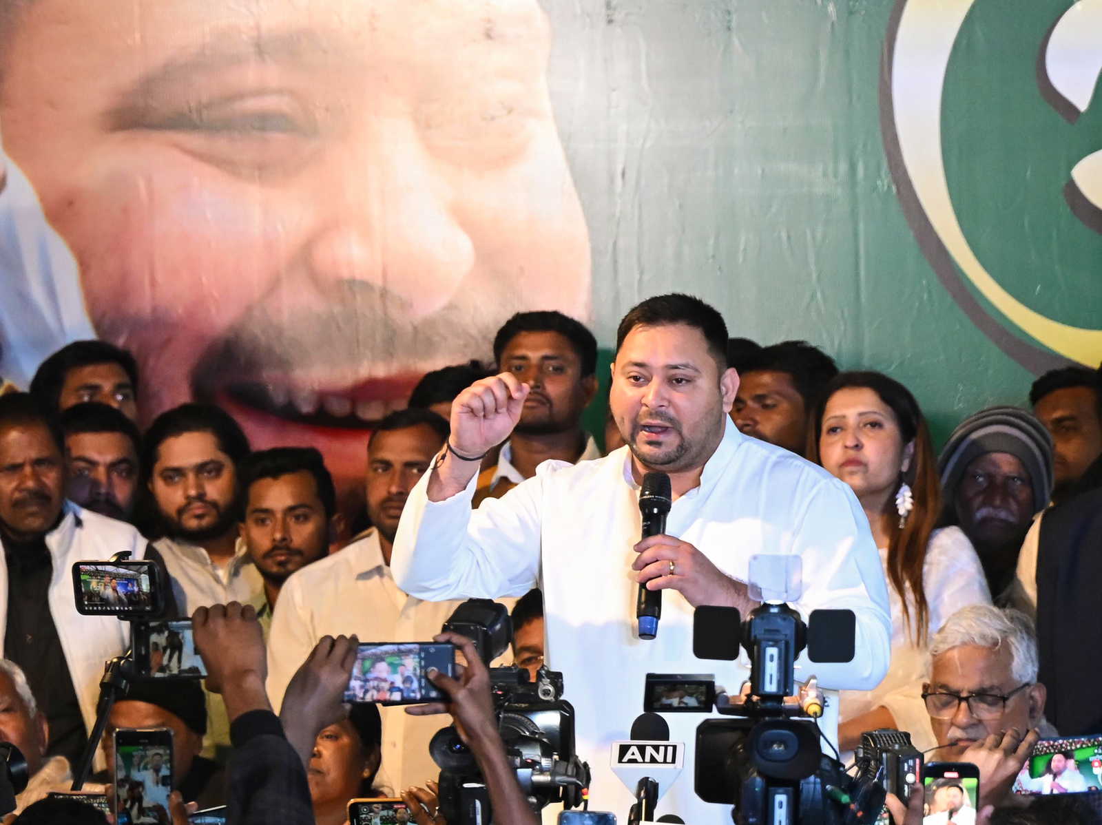 ‘धृतराष्ट्र’ बयान पर तेजस्वी का हमला, विधानसभा और सोशल मीडिया पर सियासी बवाल