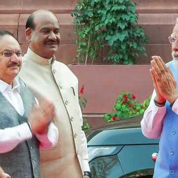 संसद भवन परिसर में प्रधानमंत्री मोदी ने अचानक अपनी गाड़ी रोकी, राहुल गांधी से की मुलाकात