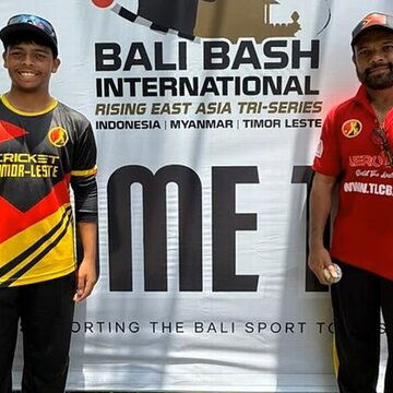 50 के पिता और 17 साल के बेटे ने एक साथ इंटरनेशनल क्रिकेट में किया डेब्यू, रचा इतिहास