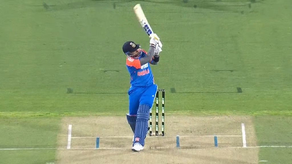 रद्द हुए मैच में भी सूर्यकुमार का रिकॉर्ड, छक्का मारकर रचा इतिहास