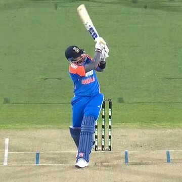 रद्द हुए मैच में भी सूर्यकुमार का रिकॉर्ड, छक्का मारकर रचा इतिहास