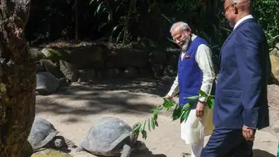 सेशेल्स के दौरे पर दुनिया के सबसे बुजुर्ग जीव जोनाथन से मिले प्रधानमंत्री मोदी, कौन है यह?