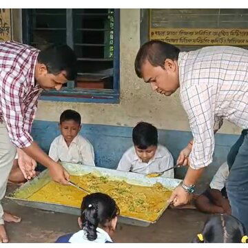 पूजा से पहले स्कूल में बच्चों ने चखा हिल्सा-चिकन का स्वाद