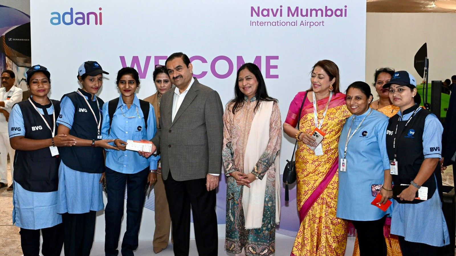 नवी मुंबई अंतरराष्ट्रीय हवाई अड्डे से शुरू हुआ विमानन परिचालन, गौतम अडानी ने यात्रियों का किया स्वागत
