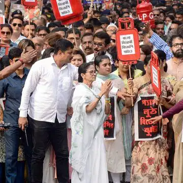 रसोई गैस की आपूर्ति में कमी को लेकर ममता बनर्जी केंद्र पर हमलावर