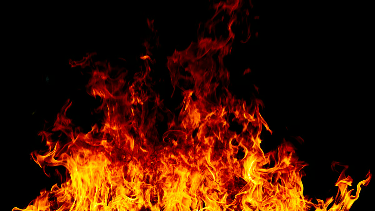 चलती बस में अचानक लगी आग, यात्रियों ने किसी तरह जान बचाई