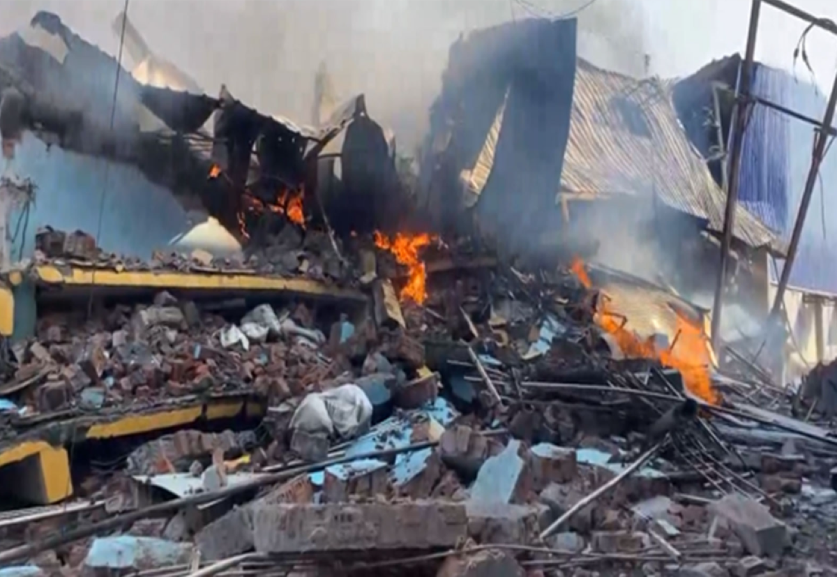 इंदौर में 3 मंजिला चॉकलेट फैक्ट्री में भीषण आग, इमारत ढही; 4 दमकलकर्मी घायल