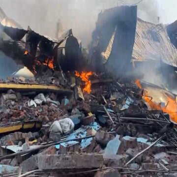 इंदौर में 3 मंजिला चॉकलेट फैक्ट्री में भीषण आग, इमारत ढही; 4 दमकलकर्मी घायल