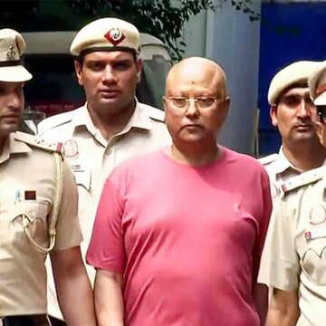 16 छात्राओं के यौन शोषण के आरोप में जेल में बंद चैतन्यानंद सरस्वती फर्जी नंबर प्लेट मामले में भी गिरफ्तार