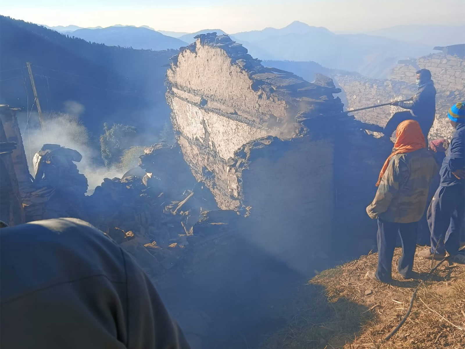 उत्तराखंड के नंदा देवी राष्ट्रीय पार्क में जंगल की आग हुई बेकाबू, चमोली प्रशासन हाई अलर्ट पर