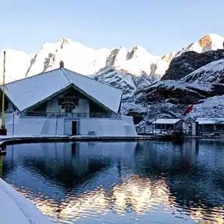 खुलने वाला है दुनिया का सबसे ऊंचा गुरुद्वारा 'हेमकुंड साहिब', कैसे पहुंचे?