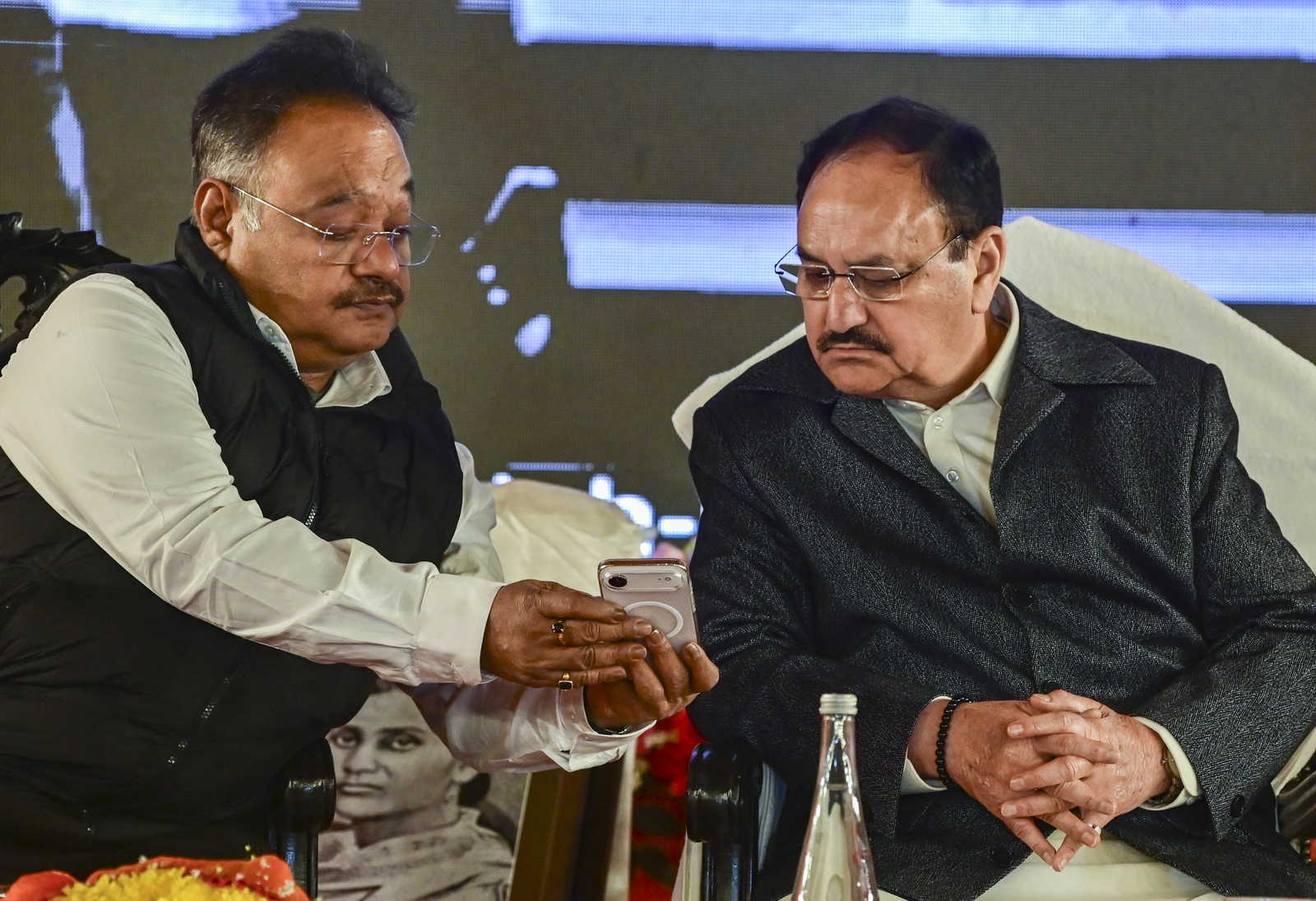 “43 जिलों की कमान बाहरी नेताओं के हाथ, जे पी नड्डा ने बंगाल BJP को दी रणनीतिक हिदायतें”