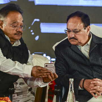 “43 जिलों की कमान बाहरी नेताओं के हाथ, जे पी नड्डा ने बंगाल BJP को दी रणनीतिक हिदायतें”