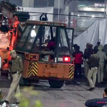 दिल्ली धमाका केस: मुख्य संदिग्ध से जुड़े लाल कलर की कार के लिए अलर्ट जारी