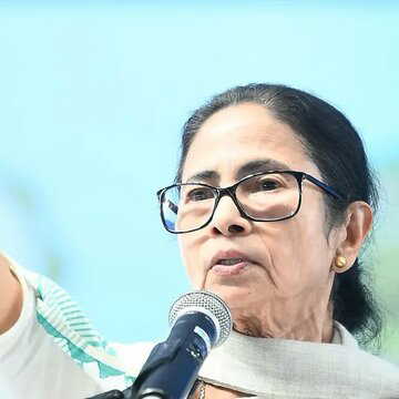 मतदाता सूची पर सियासी संग्राम, ममता बनर्जी ने चुनाव आयोग को घेरा