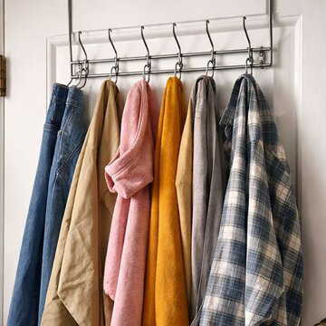 घर लौटकर क्या आप बाहरी कपड़े दरवाजे के पीछे हुक पर टांगते हैं ? यह अच्छा है या गलत ? क्या कहता है वास्तुशास्त्र ?