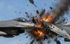 अमेरिका में एयर शो के दौरान दो F/A-18 लड़ाकू विमान हवा में टकराए, बड़ा हादसा