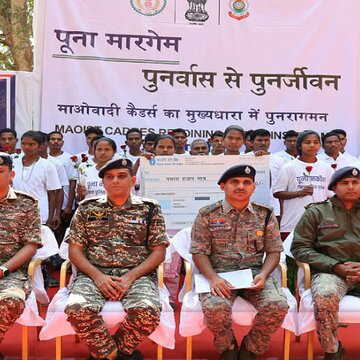 छत्तीसगढ़ में 26 माओवादियों ने किया आत्मसमर्पण, 65 लाख रुपये का था इनाम