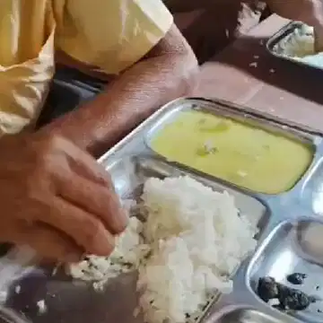 गैस की किल्लत के कारण चुचुड़ा के इन इलाकों के लोगों की थाली में अब सिर्फ चावल, दाल और उबला आलू