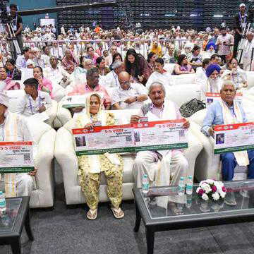 कौन-कौन कर सकता है आयुष्मान भारत योजना के लिए आवेदन? लाभार्थियों को मिलती है कौन सी सुविधाएं?