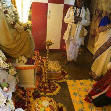 ठाकुरबाड़ी में पूजा के साथ सियासी संदेश, भाजपा पर बरसे अभिषेक बनर्जी