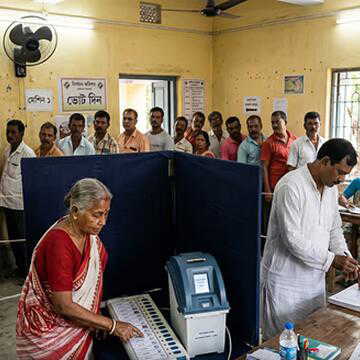 चुनाव आयोग ने दिया पहले चरण के मतदानकर्मियों को दूसरे चरण में भी ड्यूटी पर भेजने का आदेश