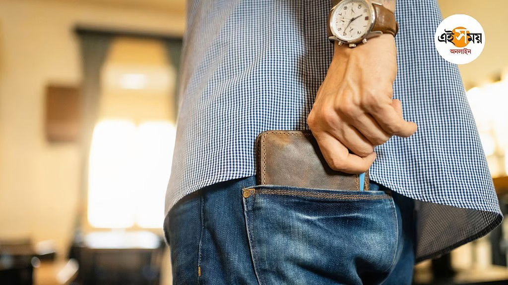 पर्स में इन सभी चीज़ों को कभी भी न रखें, वास्तु दोष के कारण आएगी चरम दरिद्रता