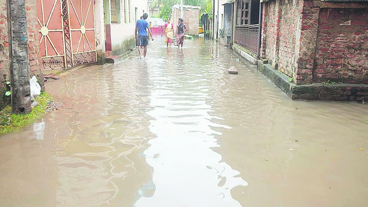 हल्की बारिश में भी घुटने तक जमा हो जाता है पानी, हावड़ा 'गार्डन सिटी' के निवासी परेशान