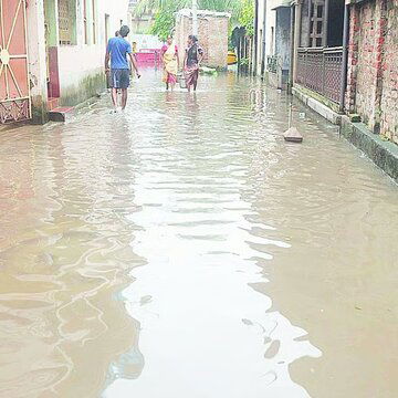 हल्की बारिश में भी घुटने तक जमा हो जाता है पानी, हावड़ा 'गार्डन सिटी' के निवासी परेशान
