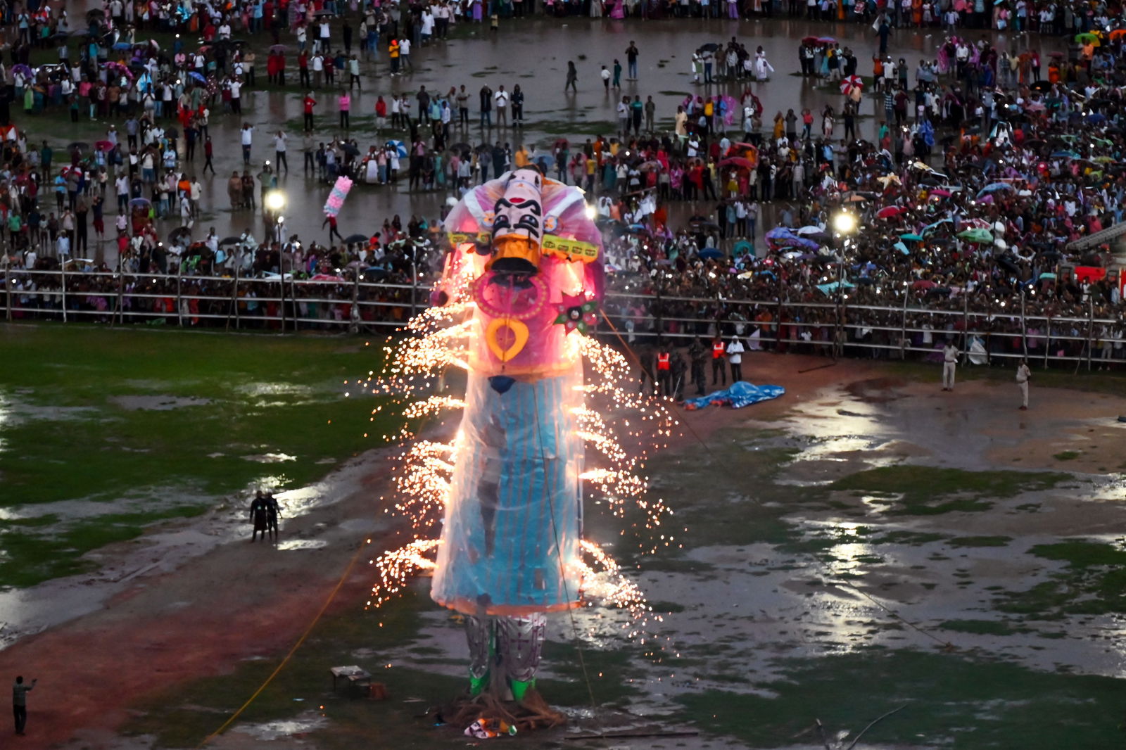 जलकर नहीं गलकर गिरा रावण का सिर, बिना सिर के पुतले का नीतीश ने किया वध