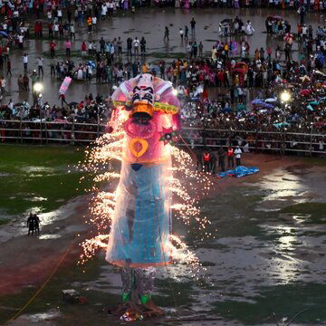 जलकर नहीं गलकर गिरा रावण का सिर, बिना सिर के पुतले का नीतीश ने किया वध