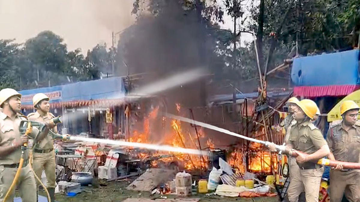 कालीपूजा से ठीक पहले नैहाटी में भयंकर आग, कई दुकानें खाक