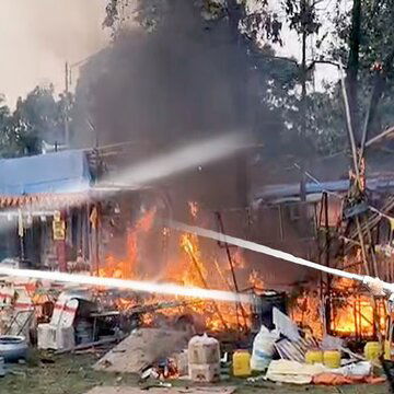 कालीपूजा से ठीक पहले नैहाटी में भयंकर आग, कई दुकानें खाक