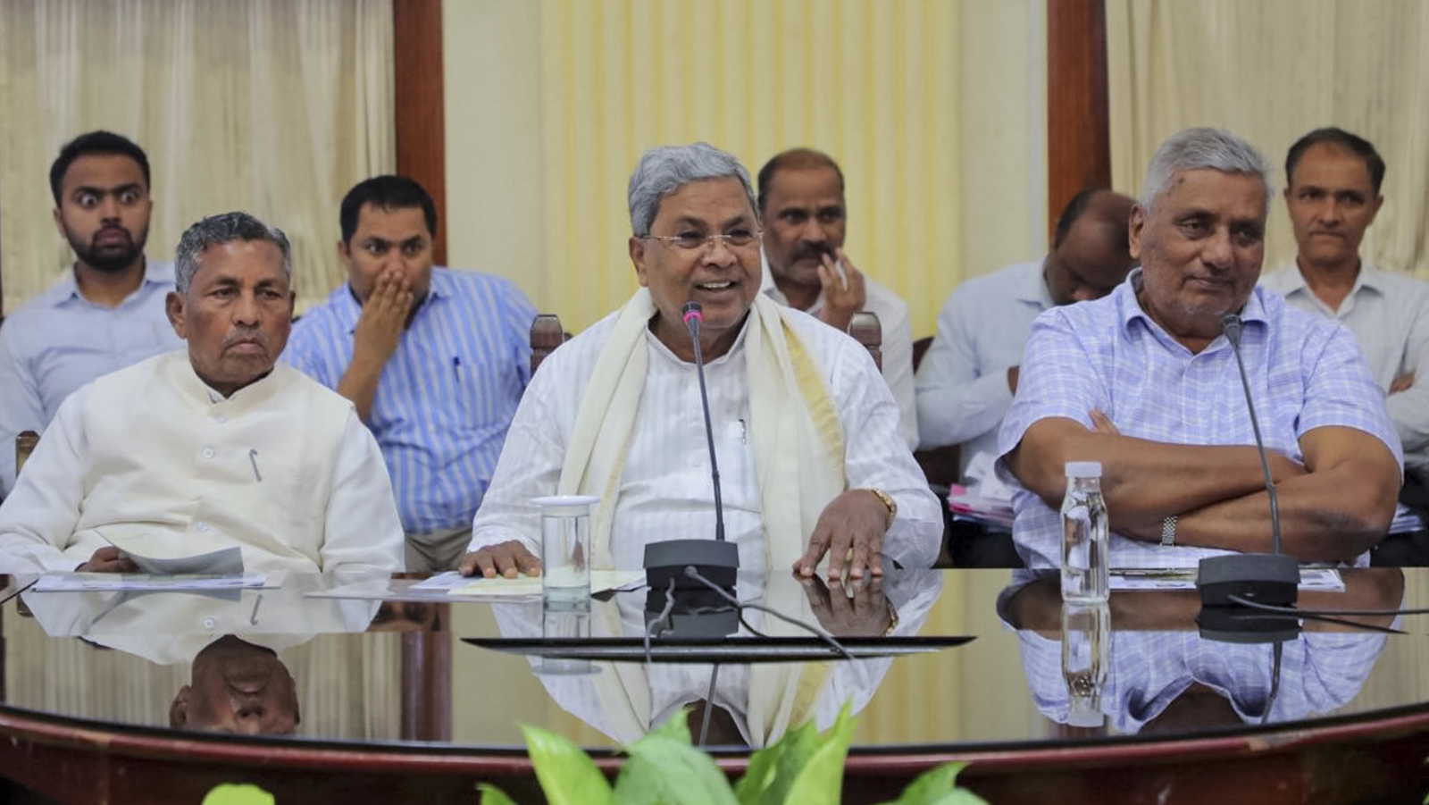 कर्नाटक में सत्ता संघर्ष के बीच दिखेगी दोस्ती, अब सिद्धारमैया जाएंगे डीके शिवकुमार के घर