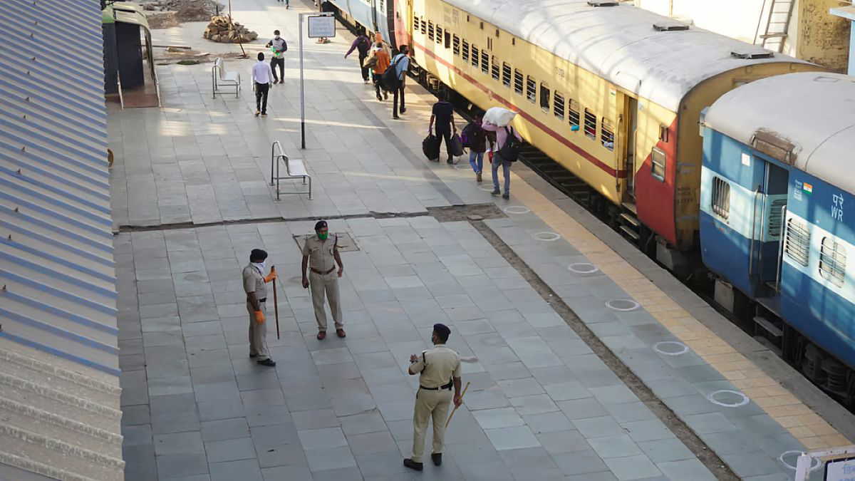 रेल में पत्थर फेंकने वालों की अब खैर नहीं, बढ़ रहे हैं RPF के जवान