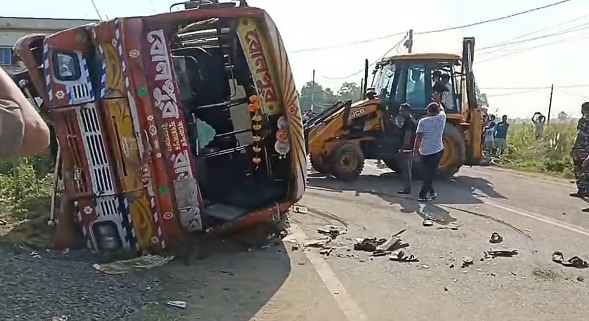 सप्तमी की सुबह भयावह सड़क दुर्घटना, बस पलटने से 1 बच्चे की मौत, 15 घायल