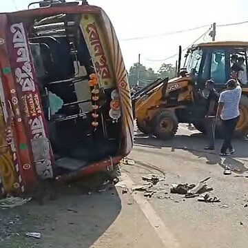 सप्तमी की सुबह भयावह सड़क दुर्घटना, बस पलटने से 1 बच्चे की मौत, 15 घायल