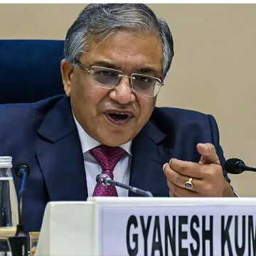 चुनाव आयोग की ताबड़तोड़ कार्रवाई, पश्चिम बंगाल में 11 जिलाधिकारियों का तबादला