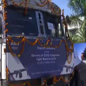 अदानी डिफेंस ने भारतीय सेना को सौंपा 2,000 प्रहार LMG का पहला बैच