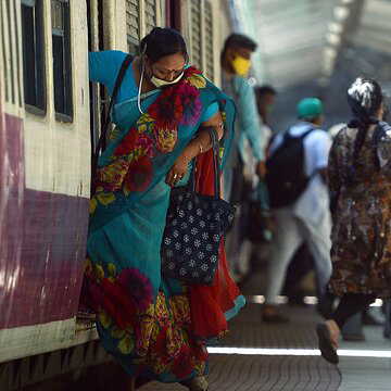 सियालदह और हावड़ा डिवीज़न में ट्रैक मेंटेनेंस और नॉन-इंटरलॉकिंग के कारण ट्रेन सेवा बाधित