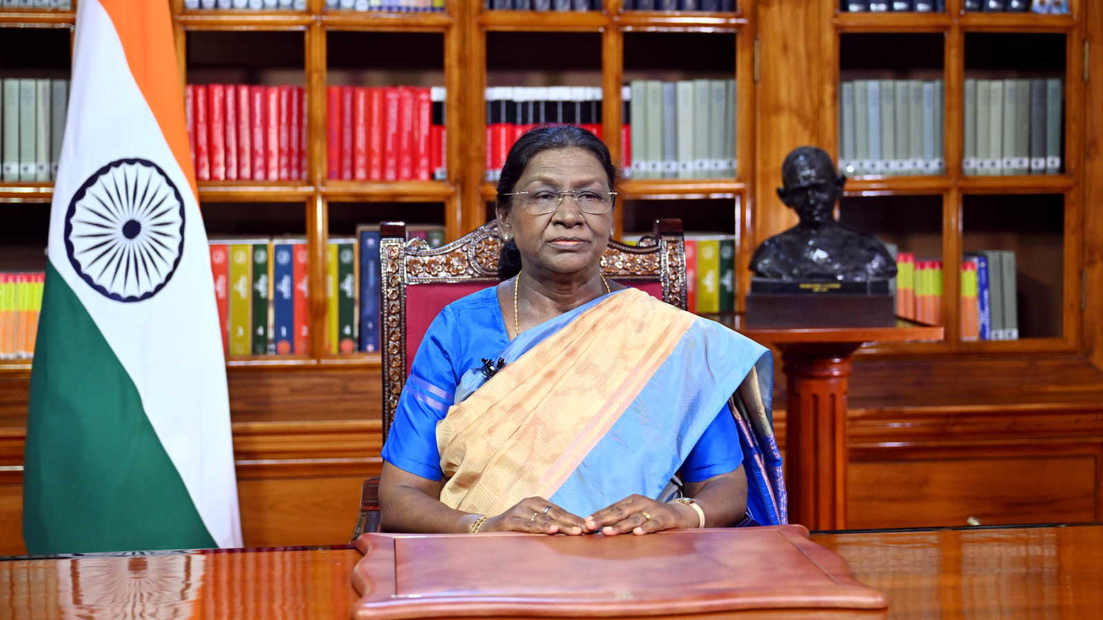‘वंदे मातरम्’ भारत माता के दिव्य स्वरूप की प्रार्थना, यह देशभक्ति की भावना जगाता है: राष्ट्रपति द्रौपदी मुर्मू