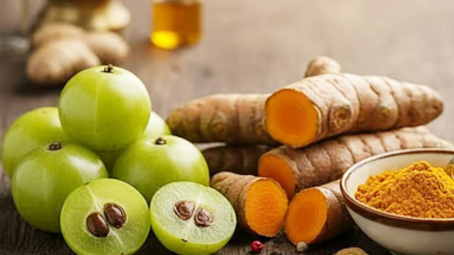 फैटी लिवर, साथ ही कोलेस्ट्रॉल भी बढ़ा हुआ? आंवला और कच्ची हल्दी साथ खाकर देखें